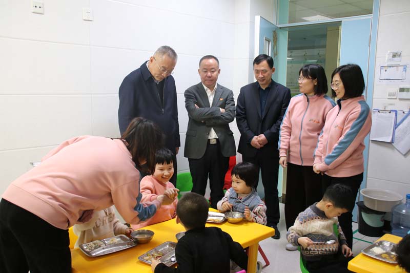 2023年4月6日，高新區(qū)管委會(huì)四級(jí)調(diào)研員尤偉生（左一）在高新區(qū)民政衛(wèi)生工作辦公室主任聶振興（左三)陪同下蒞臨兒童早期發(fā)展部看望指導(dǎo)工作.jpg