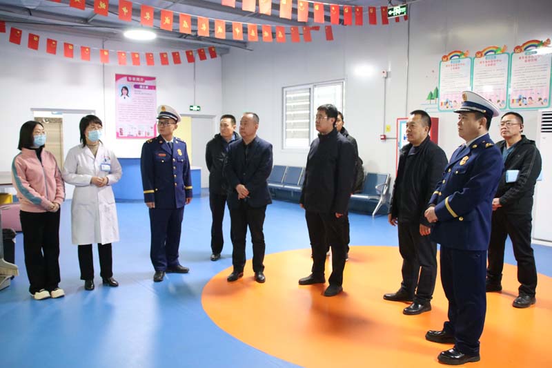 2024年1月31日下午，臨沂高新區(qū)黨工委委員、管委會(huì)副主任馬騰飛（右四），應(yīng)急局黨組書記、局長(zhǎng)吳蘭廣（左四），消防大隊(duì)政治教導(dǎo)員高以磊（左三）一行蒞臨兒童早期發(fā)展部指導(dǎo)工作.jpg
