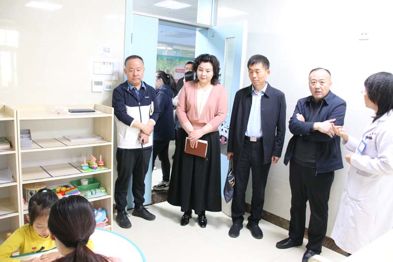 2024年4月23日，省紀(jì)委監(jiān)委派駐莒南縣洙邊鎮(zhèn)第一書記、省紀(jì)委監(jiān)委駐省工業(yè)和信息化廳紀(jì)檢監(jiān)察組副組長、一級調(diào)研員孫寬亮（右三），莒南縣洙邊鎮(zhèn)衛(wèi)生院院長羅永桂（右二）等一行蒞臨兒童早期發(fā)展部參觀指導(dǎo)工作.jpg