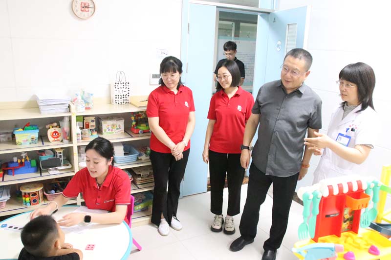 2024年6月14日，山東省衛(wèi)生經(jīng)濟(jì)協(xié)會(huì)會(huì)長(zhǎng)，山東省醫(yī)學(xué)會(huì)副會(huì)長(zhǎng)，山東省衛(wèi)生健康委員會(huì)二級(jí)巡視員、醫(yī)療管理服務(wù)中心原黨委書(shū)記、主任王愛(ài)杰（右二）蒞臨兒童早期發(fā)展部參觀指導(dǎo)工作.jpg