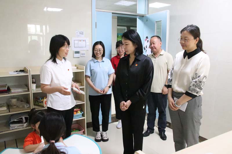 2024年6月26日，高新區(qū)黨工委副書記、管委會副主任劉春晨（前中）在院長丁育紅的陪同下蒞臨兒童早期發(fā)展部參觀指導(dǎo)工作.jpg